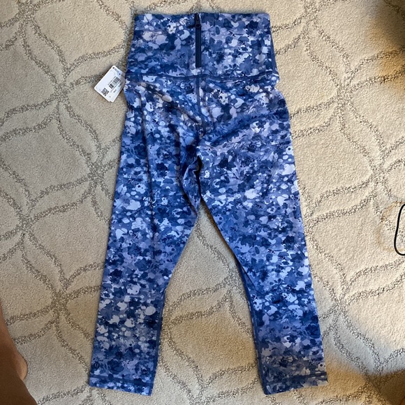 Brand new Rare Lululemon Run With The Waves Crops 21” - Picture 3 of 6